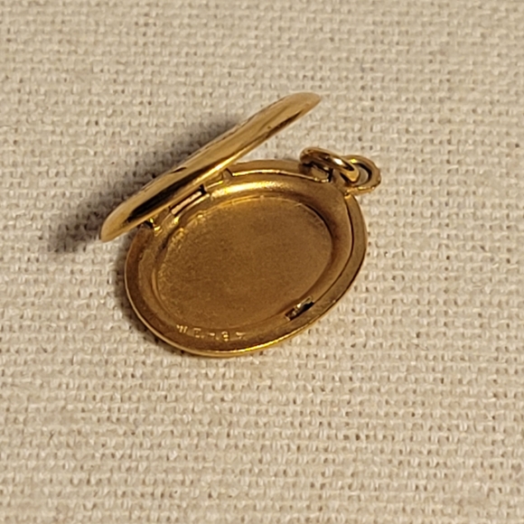 Antique Walter E. Hayward Gold Filled Locket Etched Floral - Picture 6 of 11